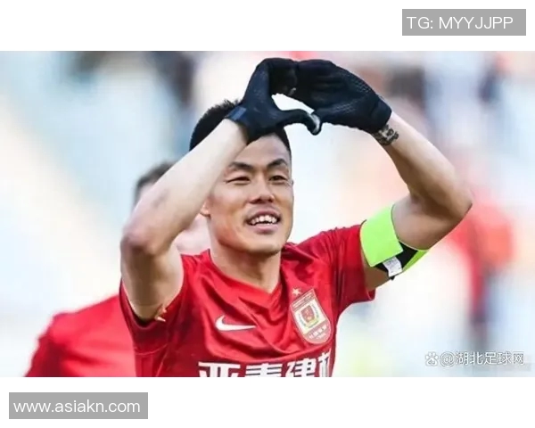 中超赛场谭龙梅开二度助力球队胜利展现卓越球技与团队精神