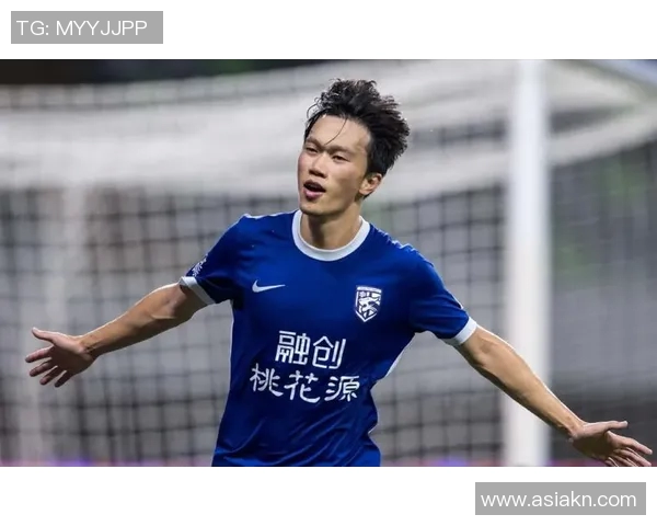 中超赛场谢鹏飞精彩表现助力球队造点引发热议