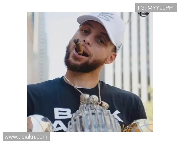 库里晒健身照引发热议,网友感叹:何时才能拥有这样的完美身材? 库里晒健身照引发热议,网友感叹:何时才能拥有这样的完美身材?