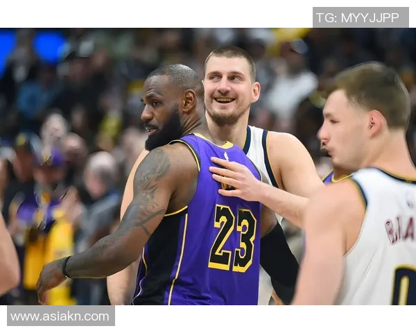 詹姆斯带领湖人逆转战胜勇士,继续保持不败的统治地位 詹姆斯带领湖人逆转战胜勇士,继续保持不败的统治地位